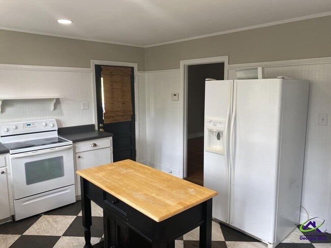 Building Photo - 2740 Northwoods Dr S