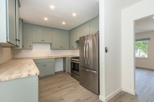 Building Photo - Newly Remodeled 3Bd/2Ba Home in North Pacific Beach Just Blocks From Tourmaline Surf Beach!
