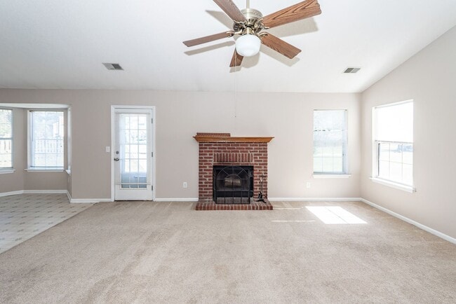 Building Photo - 3 Bedroom, 2 Bathroom Home in Whitehall - ...