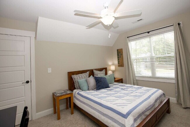 Building Photo - "Charming 4-Bedroom Retreat with Fireplace and 3 Full Baths in Aberdeen!"