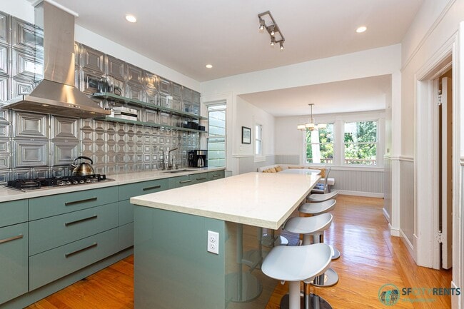 Building Photo - Castro: UNFURNISHED Top Floor Flat w/ Private Deck, W/D in unit & Garage Parking