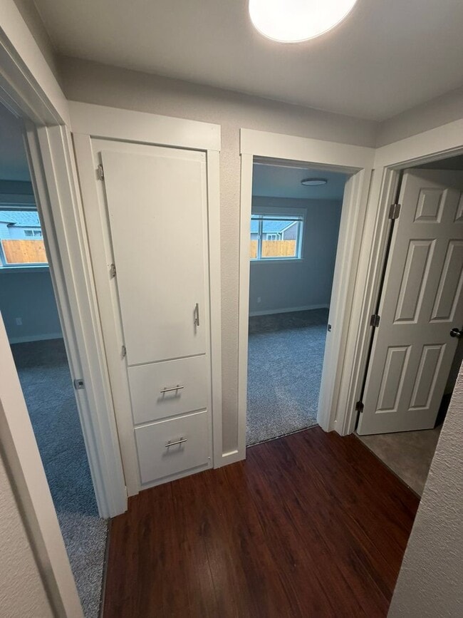 Building Photo - Large Updated 2 Bedroom with New Appliances!