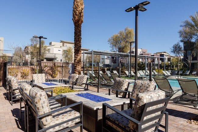 Building Photo - Luxury Summerlin townhome in resort style gated community
