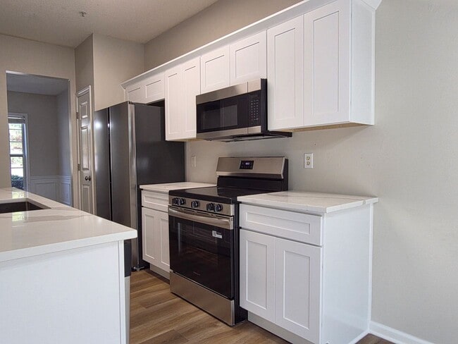 Building Photo - Updated 3 bed 2.5 bath Townhome located in...