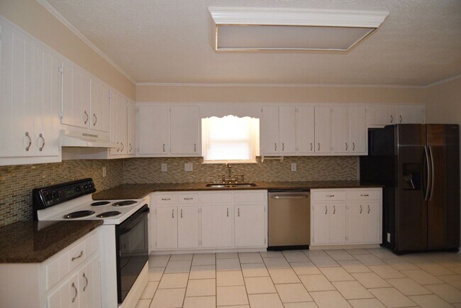 Building Photo - Evans 3 Bed/2 Bath w/ Garage & Huge Fenced...