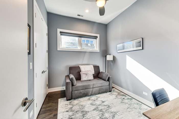 Building Photo - 1021 N Hermitage Ave