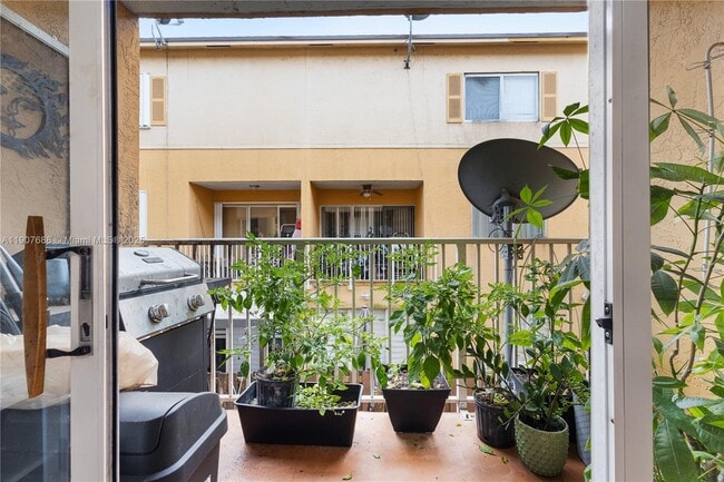 Building Photo - 6205 SW Kendale Lakes Cir