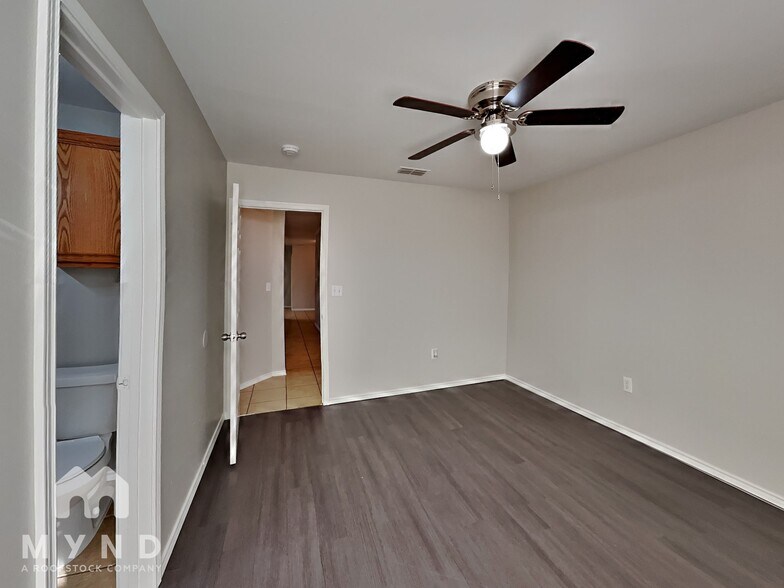 Building Photo - 528 N Brentwood Ave
