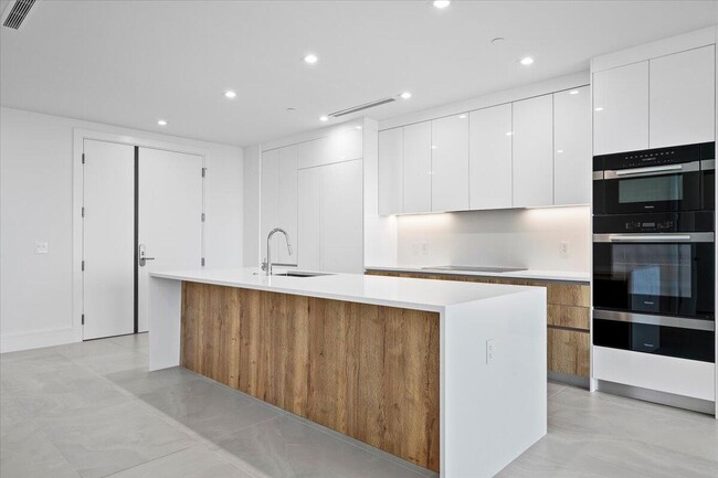 Building Photo - 220 Lake Shore Dr