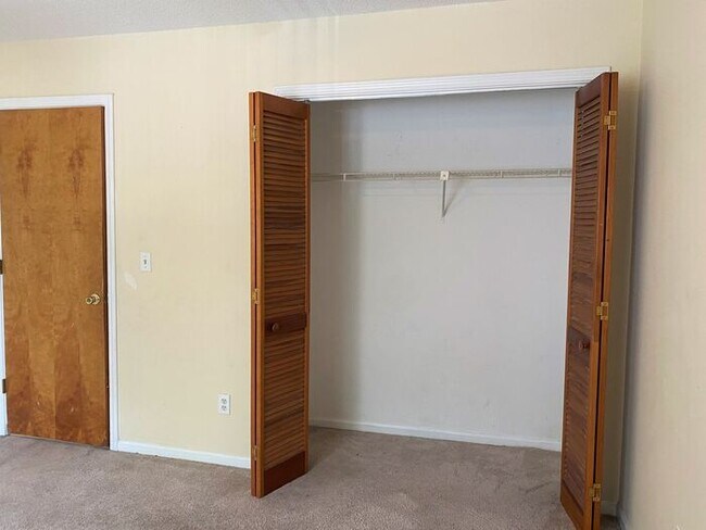 Building Photo - 2BR Candle Wyck Community located on kerr Ave, Walk to UNCW, Shopping and Breweries Ground floor ...