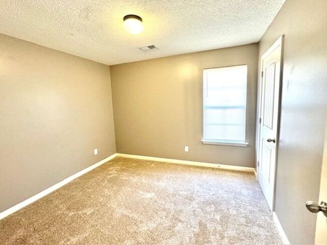 Building Photo - Now Leasing a 3 Bedroom 2 Bath Home in Sou...