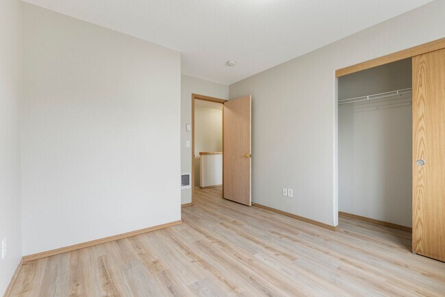 Building Photo - 5Bed/2.5 Bath House available