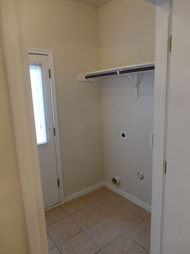 Building Photo - Nice 4 bedroom house close to down town!
