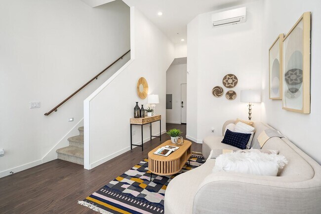 Building Photo - 2Bd/1.75Ba Seattle Condo