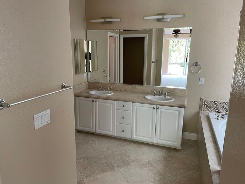 Master Bath - 5028 Pearlman Way