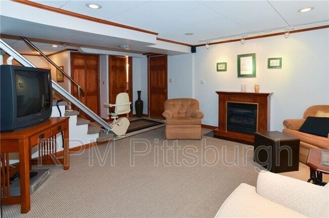 Building Photo - 825 Bethany Dr