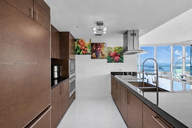 Building Photo - 495 Brickell Ave