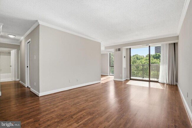 Building Photo - 2300 Pimmit Dr
