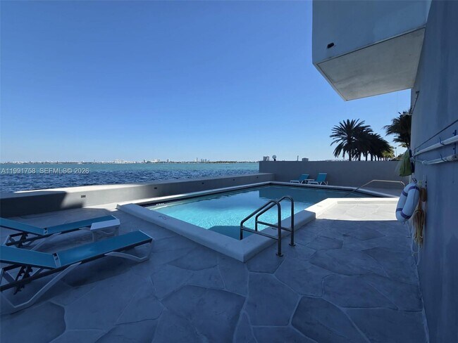 Building Photo - 555 NE 30th St