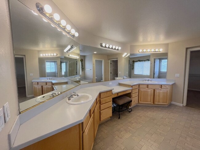 Building Photo - Super Desirable Southwest Reno