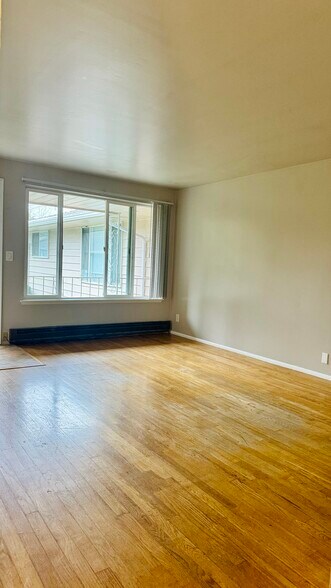 Building Photo - 521 Ave D