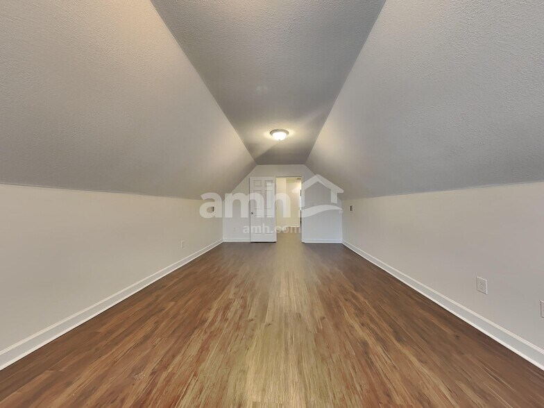 Building Photo - 344 Bristol Way