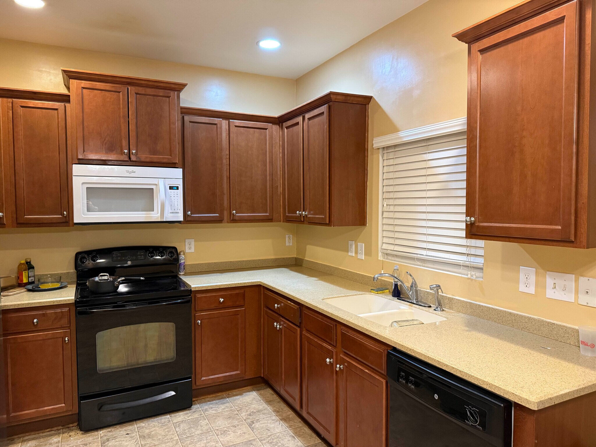 Building Photo - Room in House on Genlee Dr