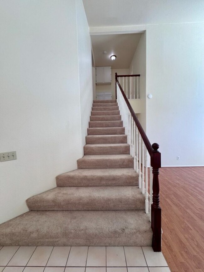 Building Photo - Spacious 3 Bedroom Home with High Ceilings...
