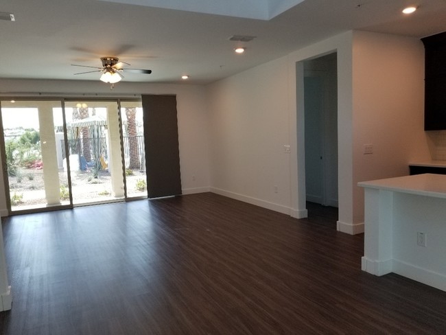 Building Photo - AMAZING TOWNHOME IN MCQUEEN AND OCOTILLO
