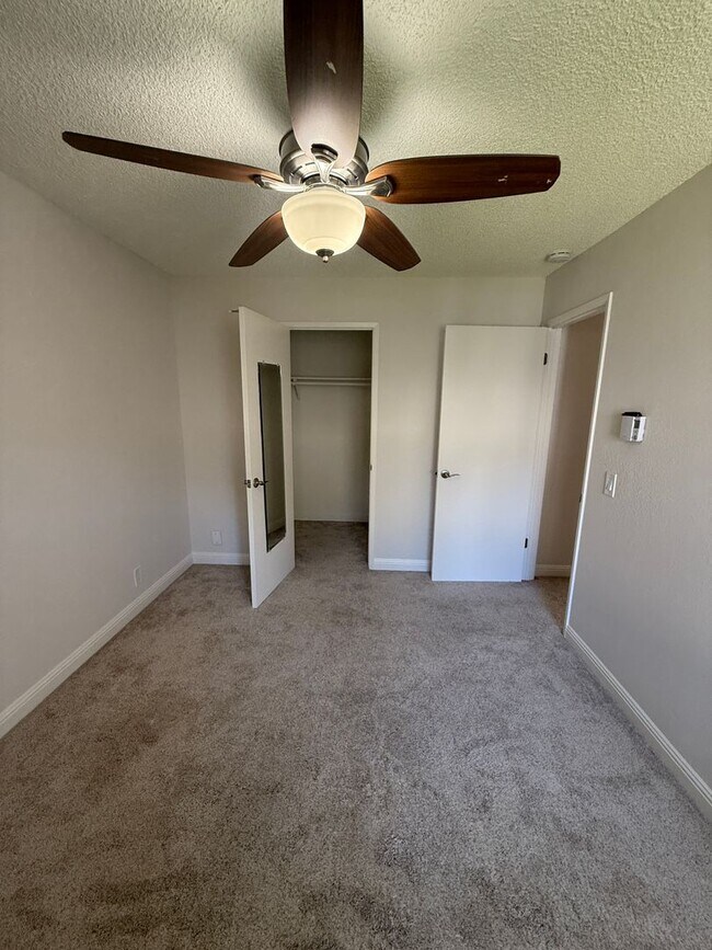 Building Photo - SPACIOUS 2 BEDROOM, 2 BATHROOM UPSTAIRS UN...