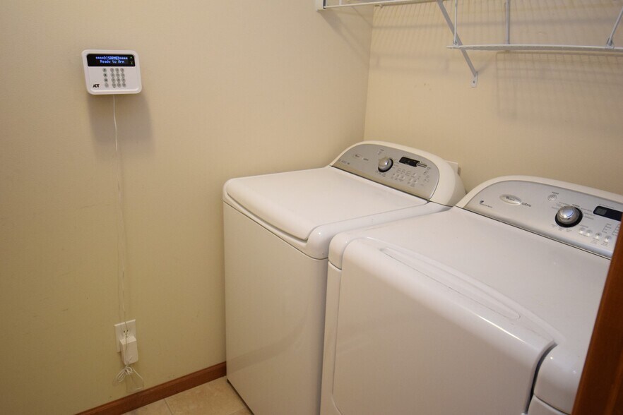 Building Photo - 9122 Ancient Oak Ln