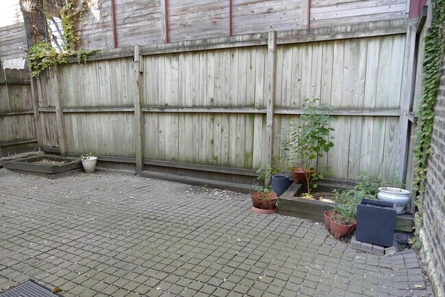 Building Photo - 1338 W Erie St