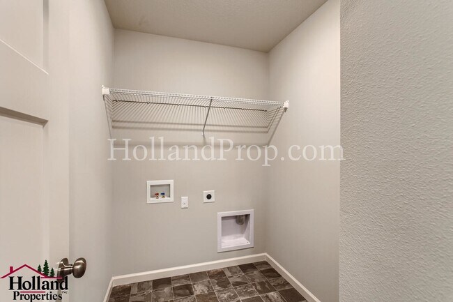 Building Photo - Gorgeous 4 Beds 2.5 Baths Single Family in...