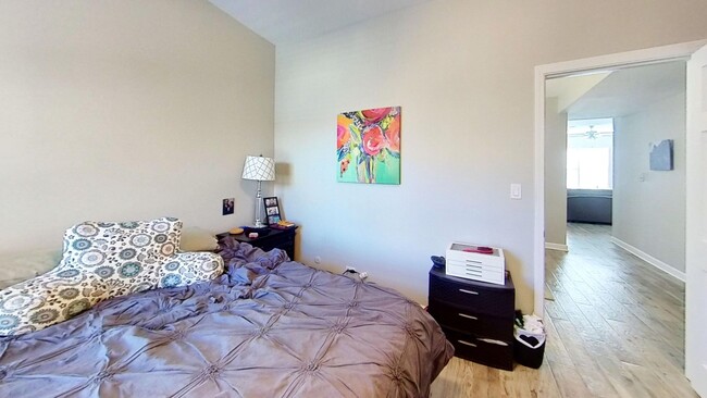 Building Photo - Rehabbed Second Floor Southport Corridor T...