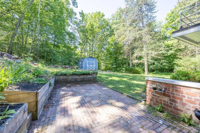 Building Photo - 205 Jinny Hill Rd