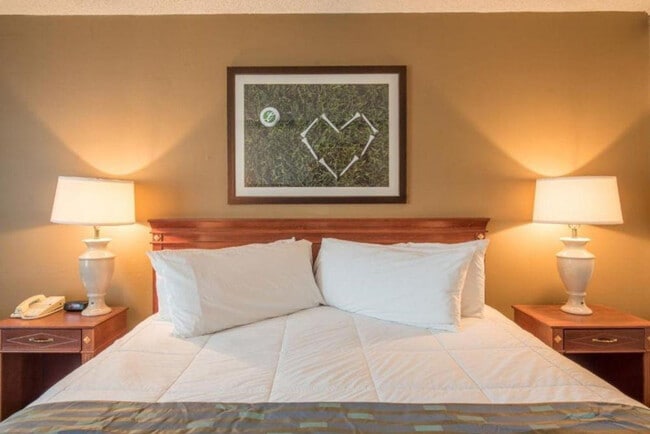 Building Photo - 1 Lakeview Dr