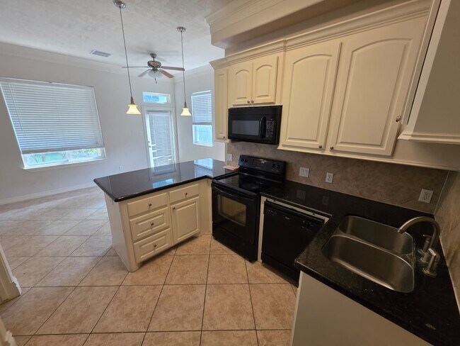 Building Photo - 16020 Fountainview Dr