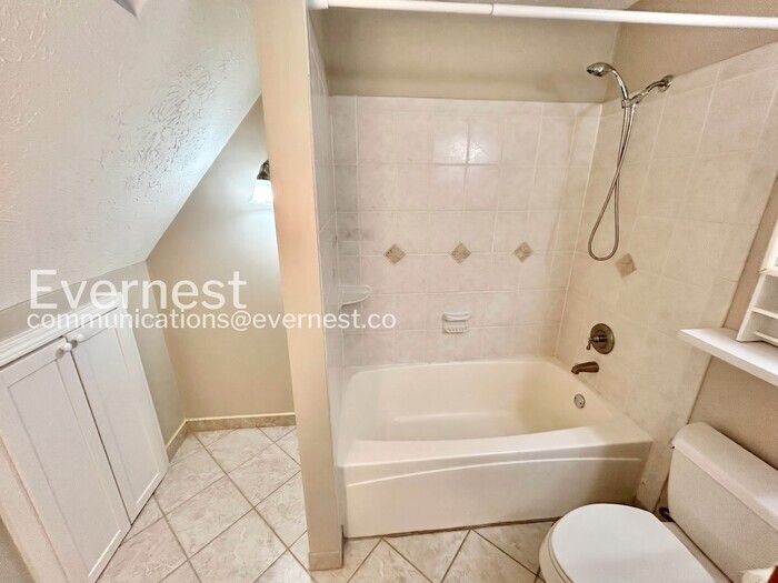Building Photo - 2771 Skyland Dr NE