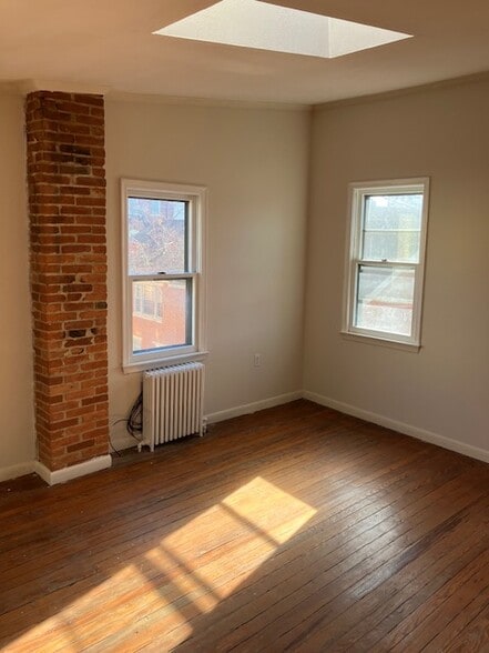 Building Photo - 414 George St