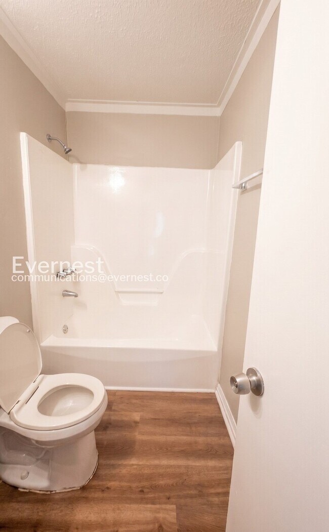 Building Photo - 3 Bed/1 Bath Home with Off-Street Parking / Vouchers Accepted / Available Now!