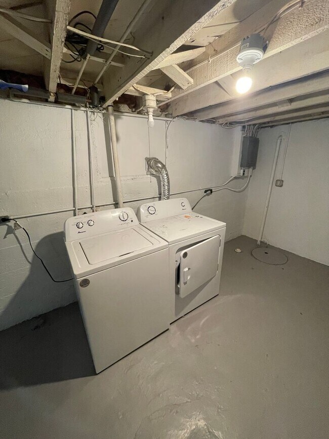 Building Photo - AVAILABLE Immediately! - Gorgeous 3 Bedroom 1 Bath Single Family Home!