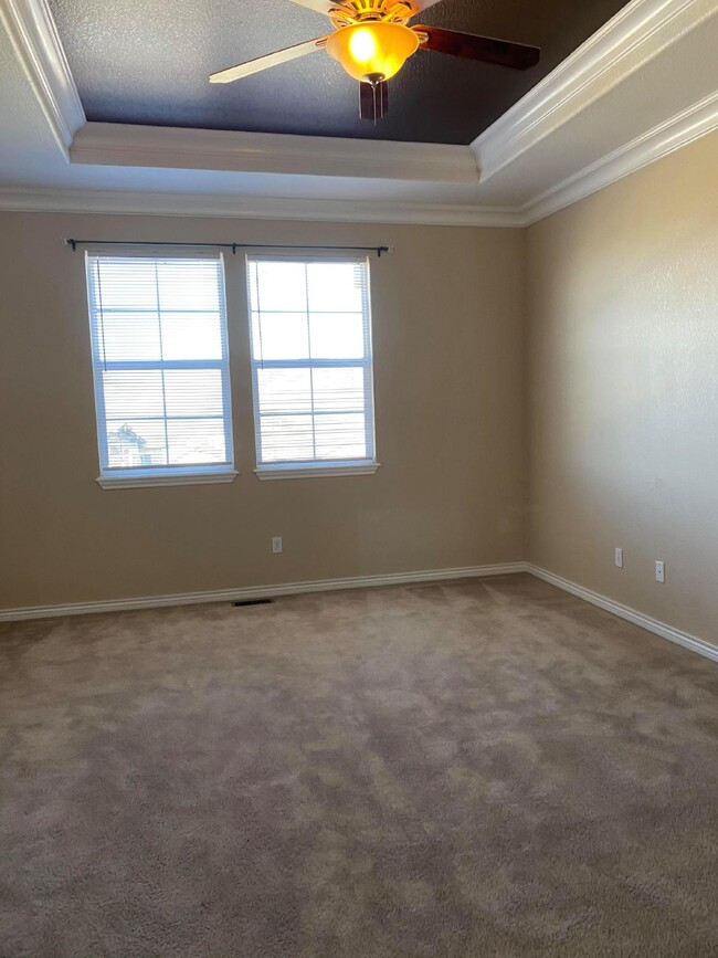 Building Photo - 3 bedroom beautiful townhouse - Silverton ...