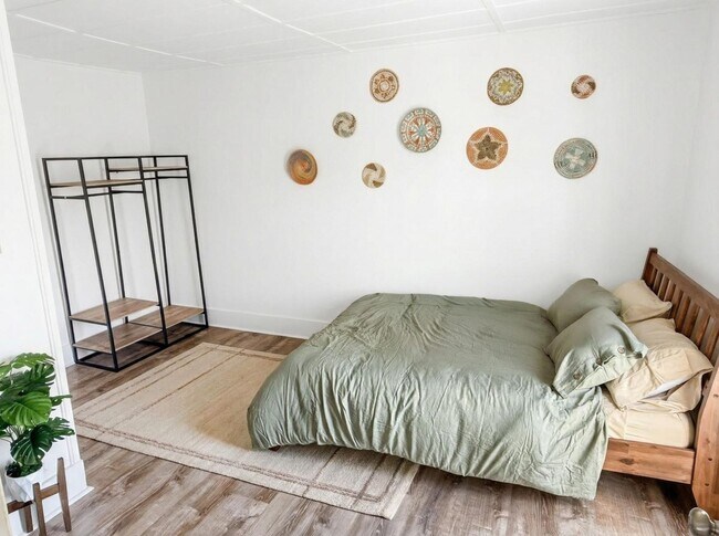 Building Photo - 5-7 Rock City Rd