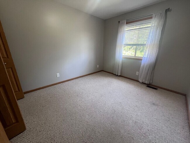 Building Photo - Spacious Duplex in Walker! Two Stall Garage!