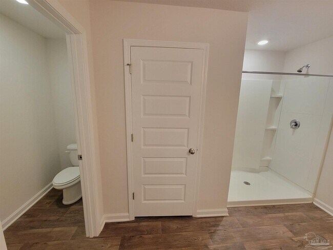 Building Photo - 8016 Twin Cedar Dr