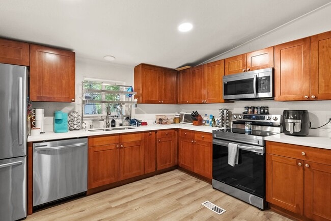 Building Photo - Updated and Spacious 3 bedroom in Timberlakes