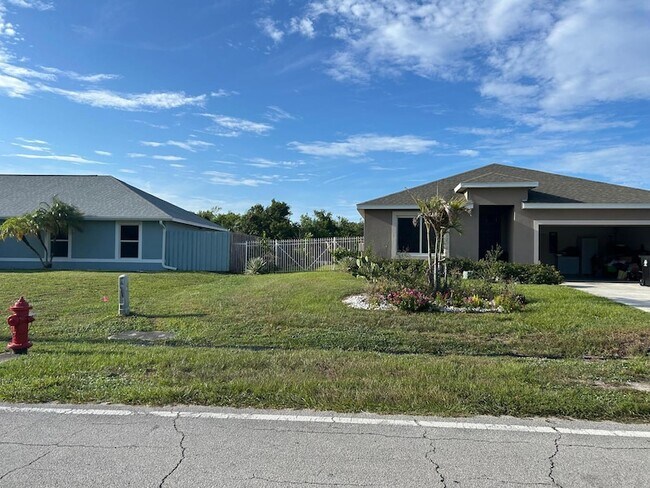 Building Photo - 102 SW Glenwood Dr