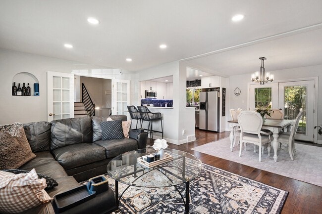 Building Photo - Beautiful home on large lot. Available 5/15