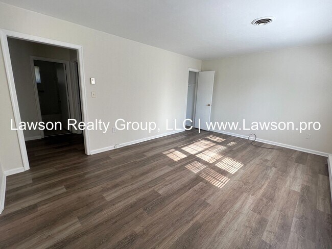 Building Photo - Moran 623-625