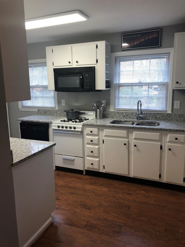 Building Photo - 422 S Mill St